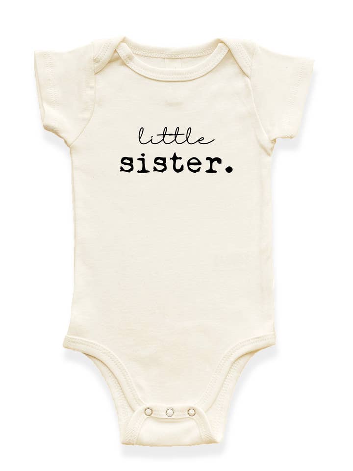 Body bébé bio Petite Sœur pour la vente par Tenth & Pine