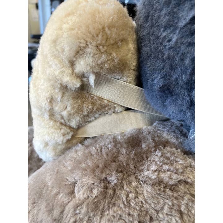 SuperLamb Footwear – wholesale Travel pillow – Sheepskin Headrest Neck Pillow9