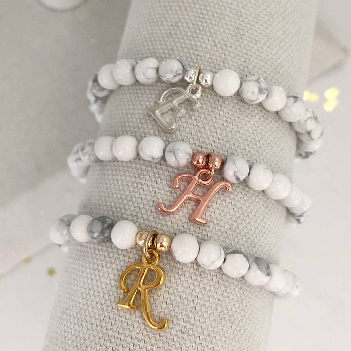 Bracelet à perles en forme de lettre pour la vente par Isabelle Grace Jewelry