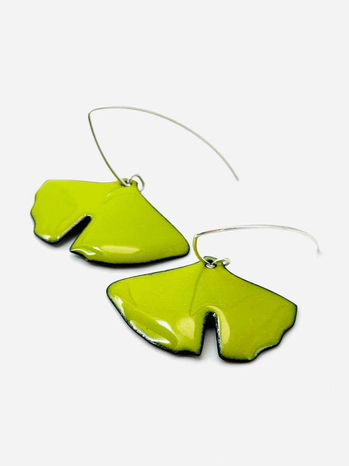 Boucles d'oreilles feuille de ginkgo, émail chartreuse pour la vente par Magpie Mouse Studios