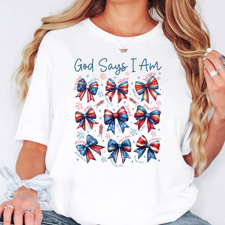 Dieu dit que je suis protégé(e), estimé(e), courageux(se) T-shirt graphique du 4 juillet pour la vente par Happy Mail Wholesale