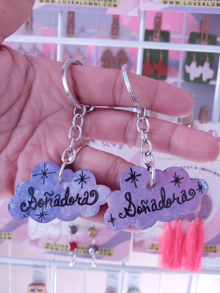 Sonadora håndmalet Cloud nøglering for engroshandel hos Love Alumni Art & Design