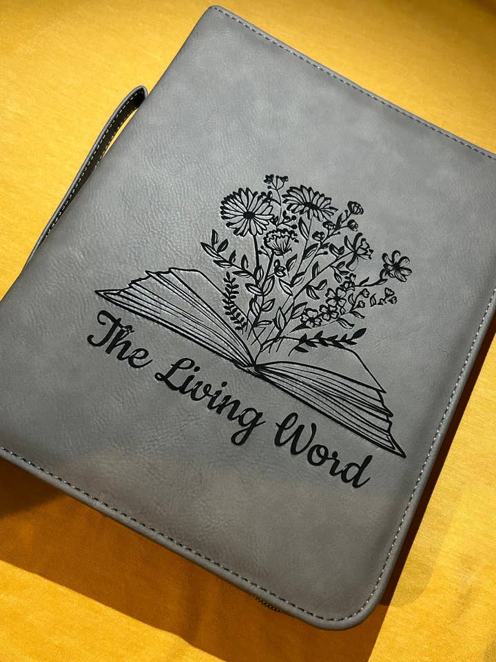 Couverture de Bible gravée en cuir sur mesure pour la vente par Neat Creations