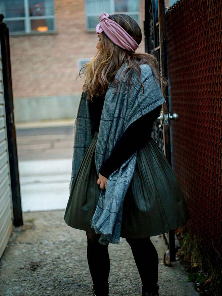 Écharpe de couverture Luxe SB dans les tons gris pour la vente par The Scarf Bar