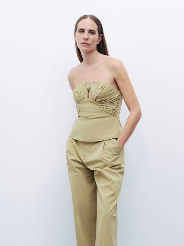 Trägerloses Crop-Top mit Mandelakzent für den Großhandel von NOCTURNE