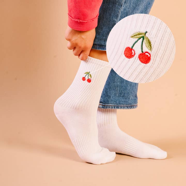 Chaussettes à tige mi-haute brodées - Cerises pour la vente par The Darling Effect