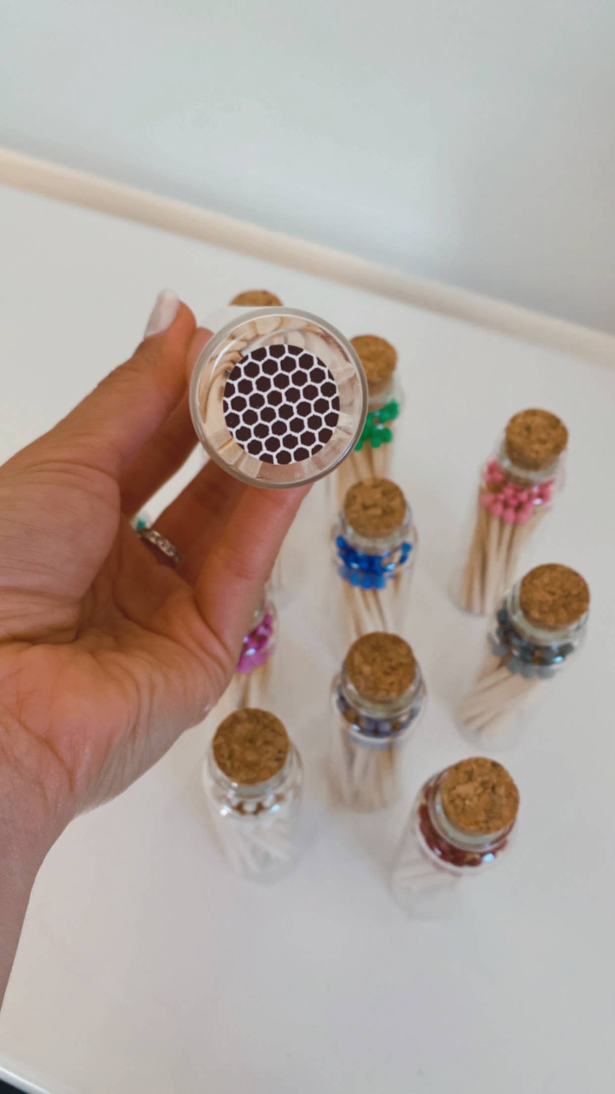 Candle Cabana – wholesale Tändsticka – Candle Cabana Svarta långa tändstickor med färgad tändhatt i glasflaska med kork, 25 st3