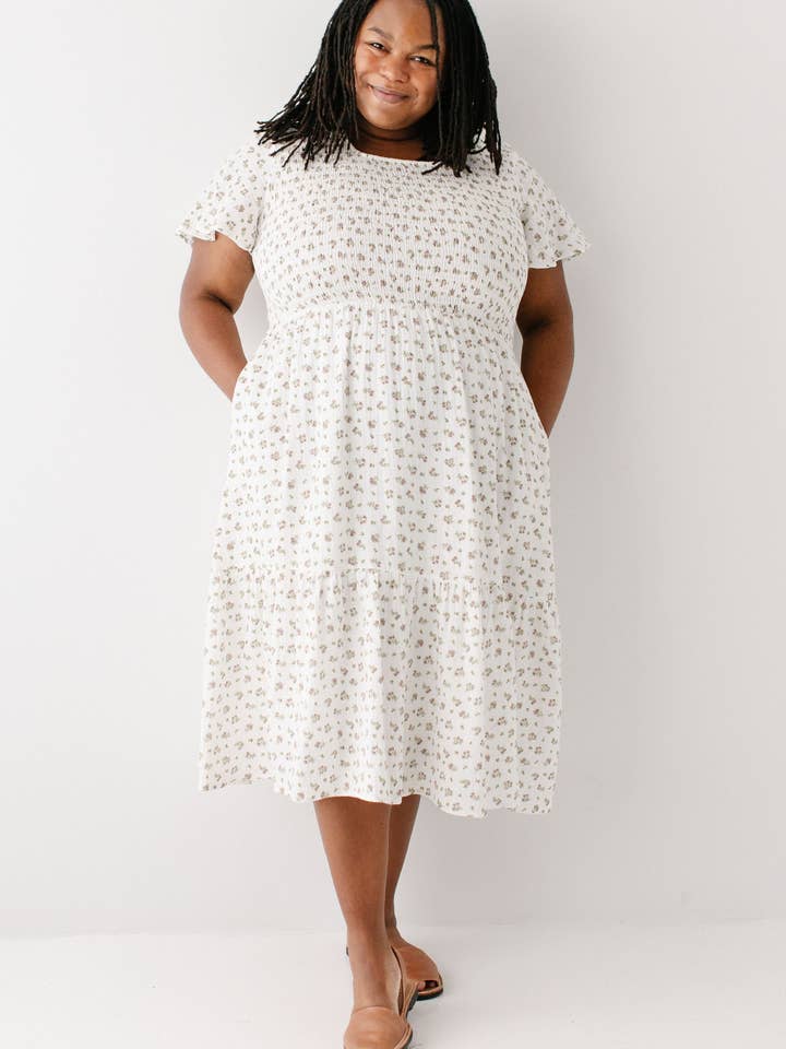 Blanc «Lynette» Robe midi à corsage smocké à motif floral en vente sur Faire1