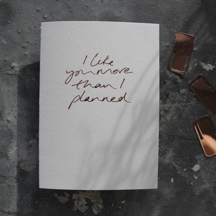 Mi piaci più di quanto avessi previsto - Biglietto con dettagli in lamina a mano per la vendita all'ingrosso da parte di Text From A Friend