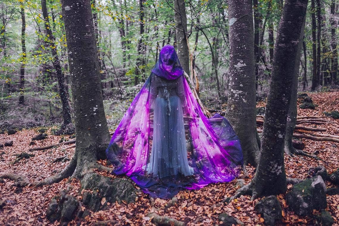 Costurero Real - Vente Déguisement – femme - Cape violette Nebula Celestial en mousseline de soie vegan à capuche3