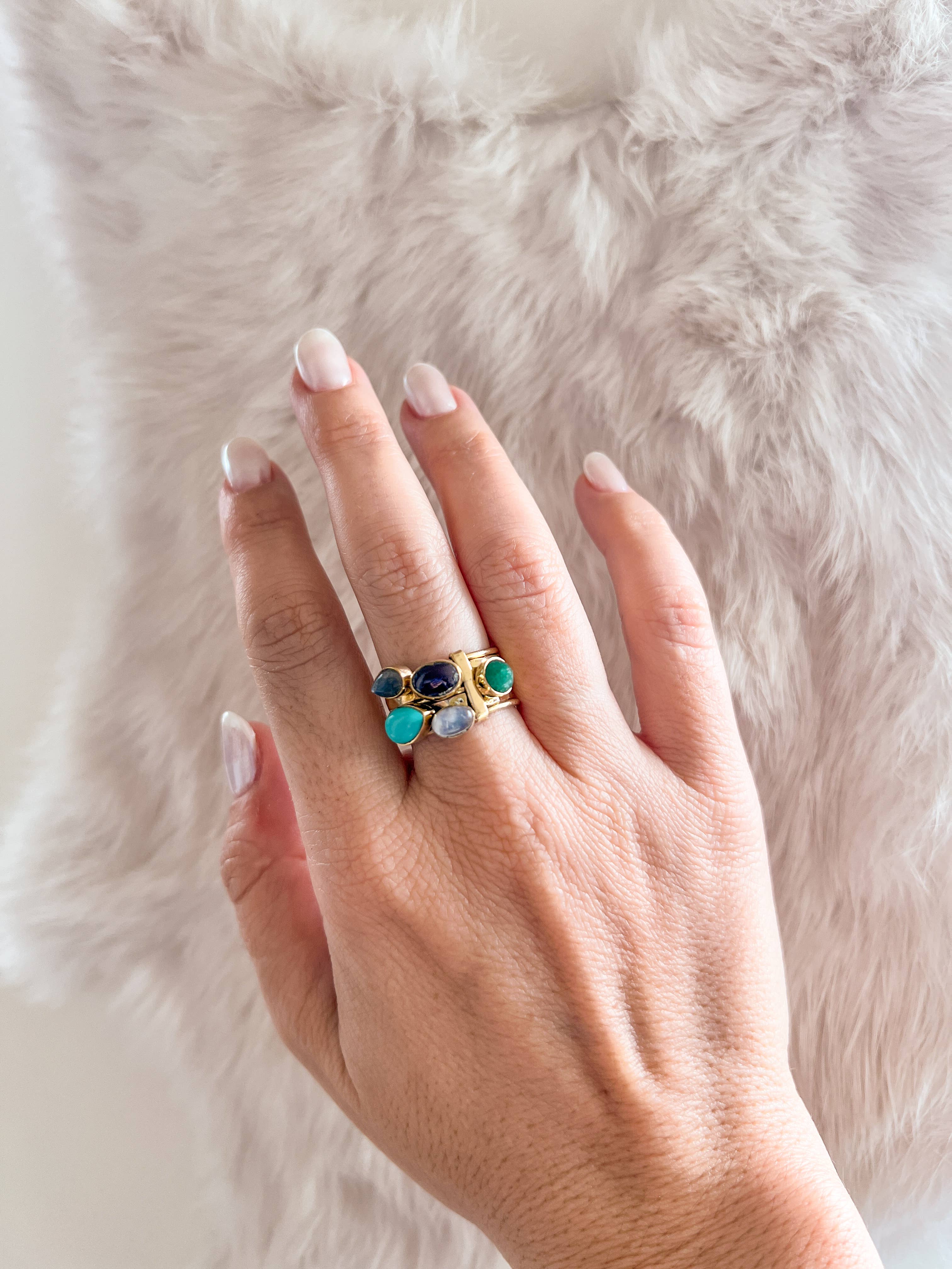 Baizaar – Großhandel Mehrsteinige Ringe – Stapelring aus Messing mit fünf Steinen3