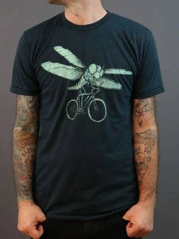 Dragonfly på en cykel Unisex Tee for engroshandel hos Dark Cycle Clothing