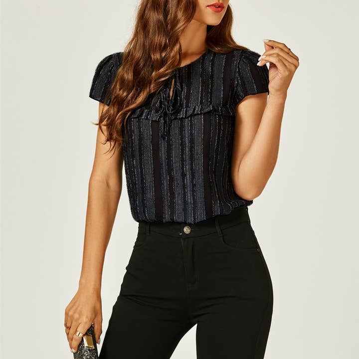 Transparentes Top aus beflocktem Tüll In Schwarz und andere Ergebnisse für kostüm im Großhandel. Kostenlose Rücksendungen und 60-Tage-Zahlungsziel auf Faire im Trend auf Faire.