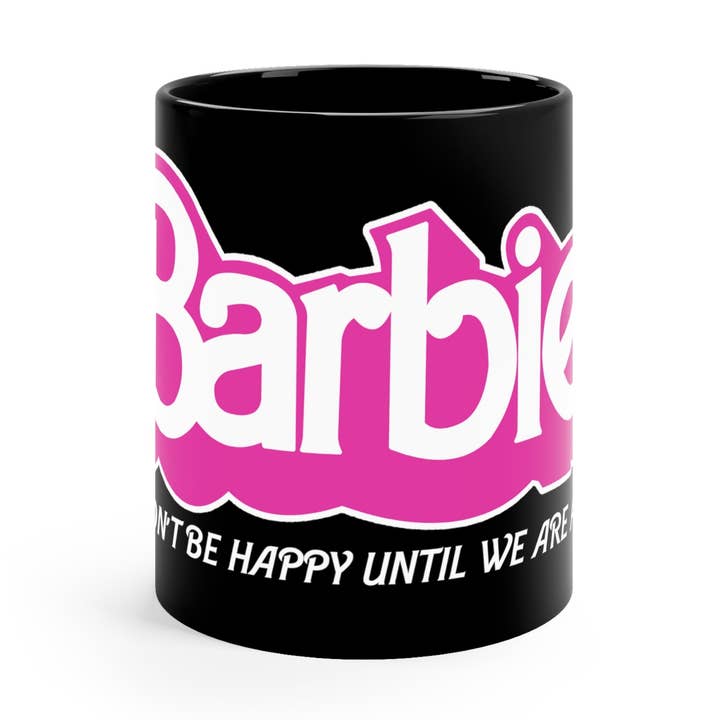 Tasse noire Barbie We're All Gay 11 oz pour la vente par Pentagram Peter Pan