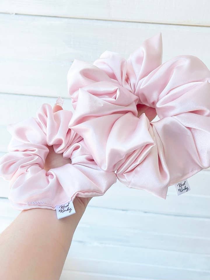 Blozend roze satijn ๐ voor wholesale door Knot Kinky HairTies