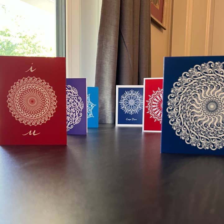 New Wing Studio – Großhandel Briefpapier-/Postkarten-Set – Carpe Diem (Nutze den Tag ~ Hidden Word Mandala)