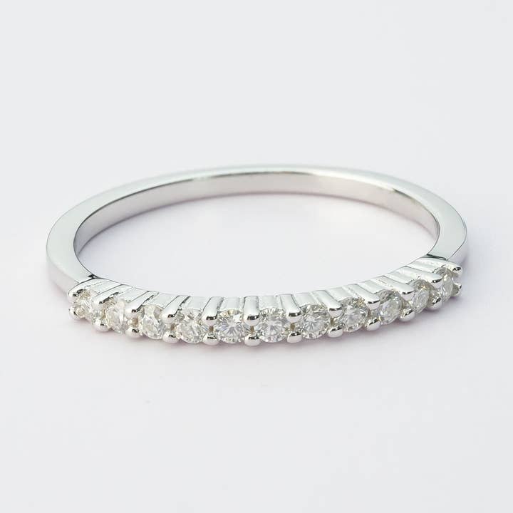 Superbe bague de fiançailles en or blanc plaqué argent 925 en moissanite, parfaite bague d'anniversaire pour femme pour la vente par Sparkile