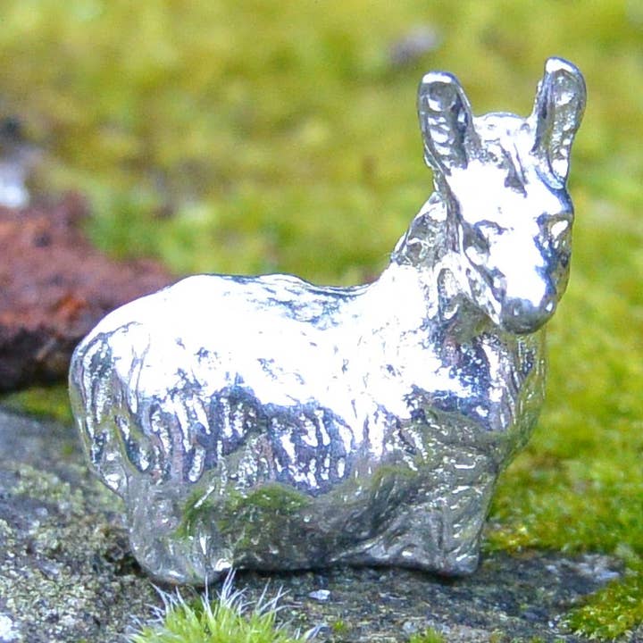 Estatueta de estanho de burro lançada à mão por William Sturt por atacado de William Sturt Fine Pewter