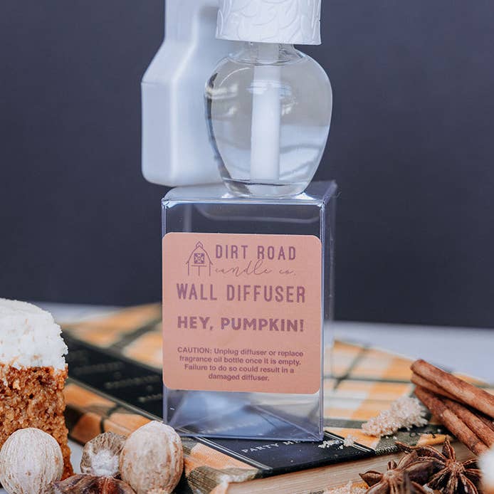 Hej, Græskar Wall Diffuser Refill for engroshandel hos Dirt Road Candle Co