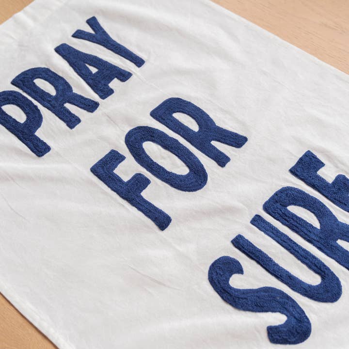 Sandstone & Sage - Vendita all'ingrosso Arazzi/Tessuti d'arredo - Arazzo da appendere alla parete Pray For Surf in 2 colori3