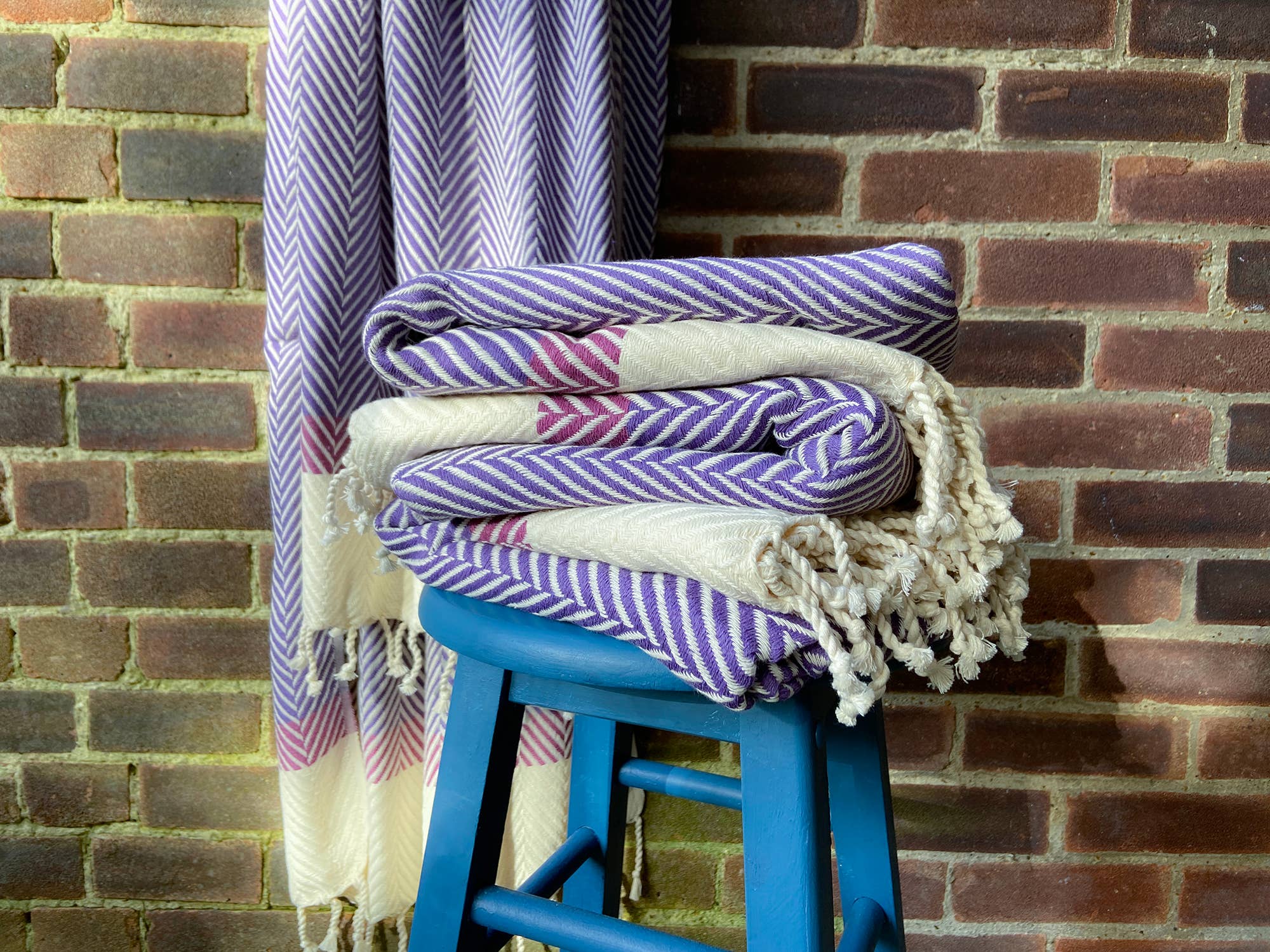 Living Roots – Großhandel Überwurfdecke – Handgewebte Baumwolldecke - Violett mit violetten Streifen1