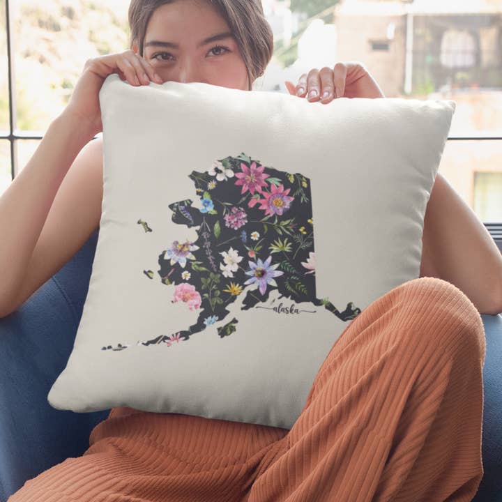 Housse de coussin Alaska pour la vente par Go Charlotte