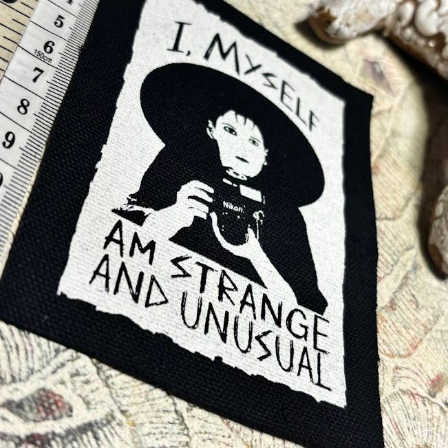 Three Raccoons - Vente Écusson - Lydia Deetz, moi-même je suis étrange et inhabituelle écusson.5