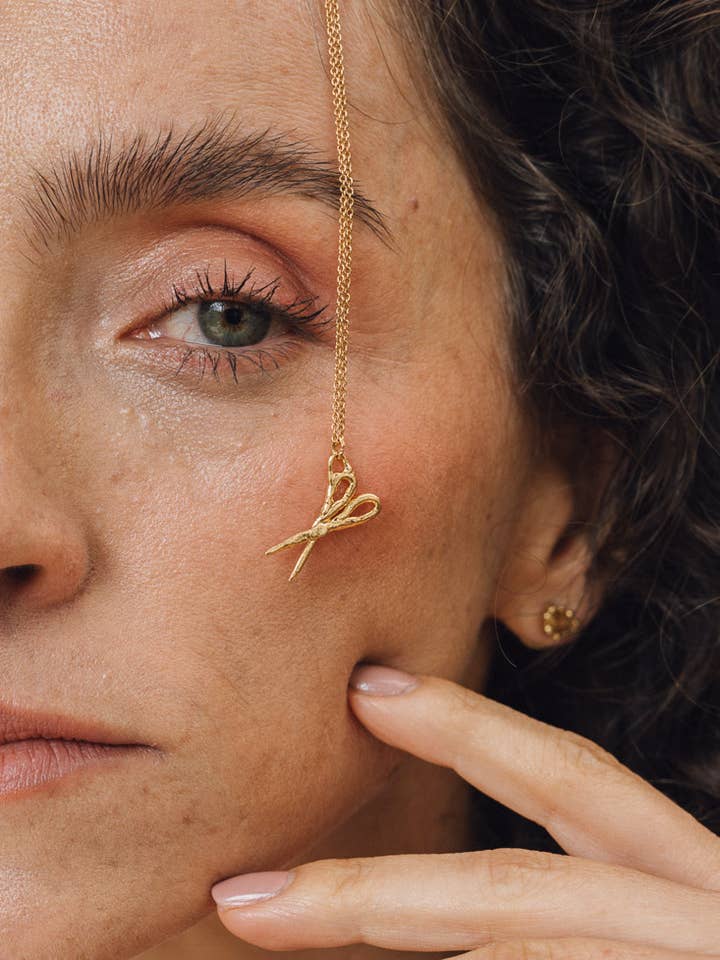 Collana con forbici placcata in oro per la vendita all'ingrosso da parte di Câpâ