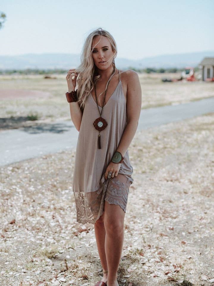 Prima Dentelle Ourlet Slip - Moka pour la vente par Three Bird Nest