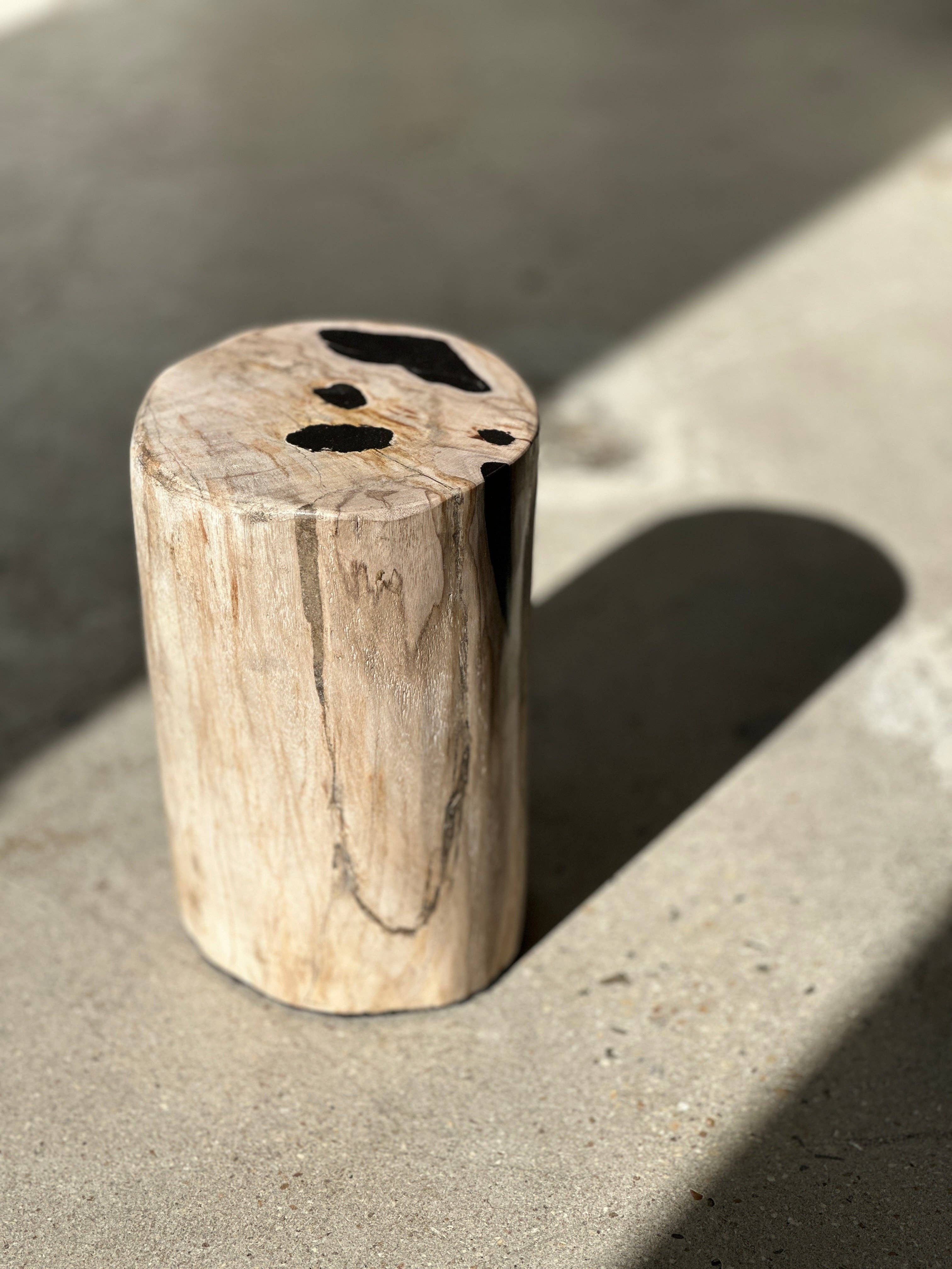 Office Objets - Wholesale Side Table - White petrified wood side table with black spots H:27.5 D:1854