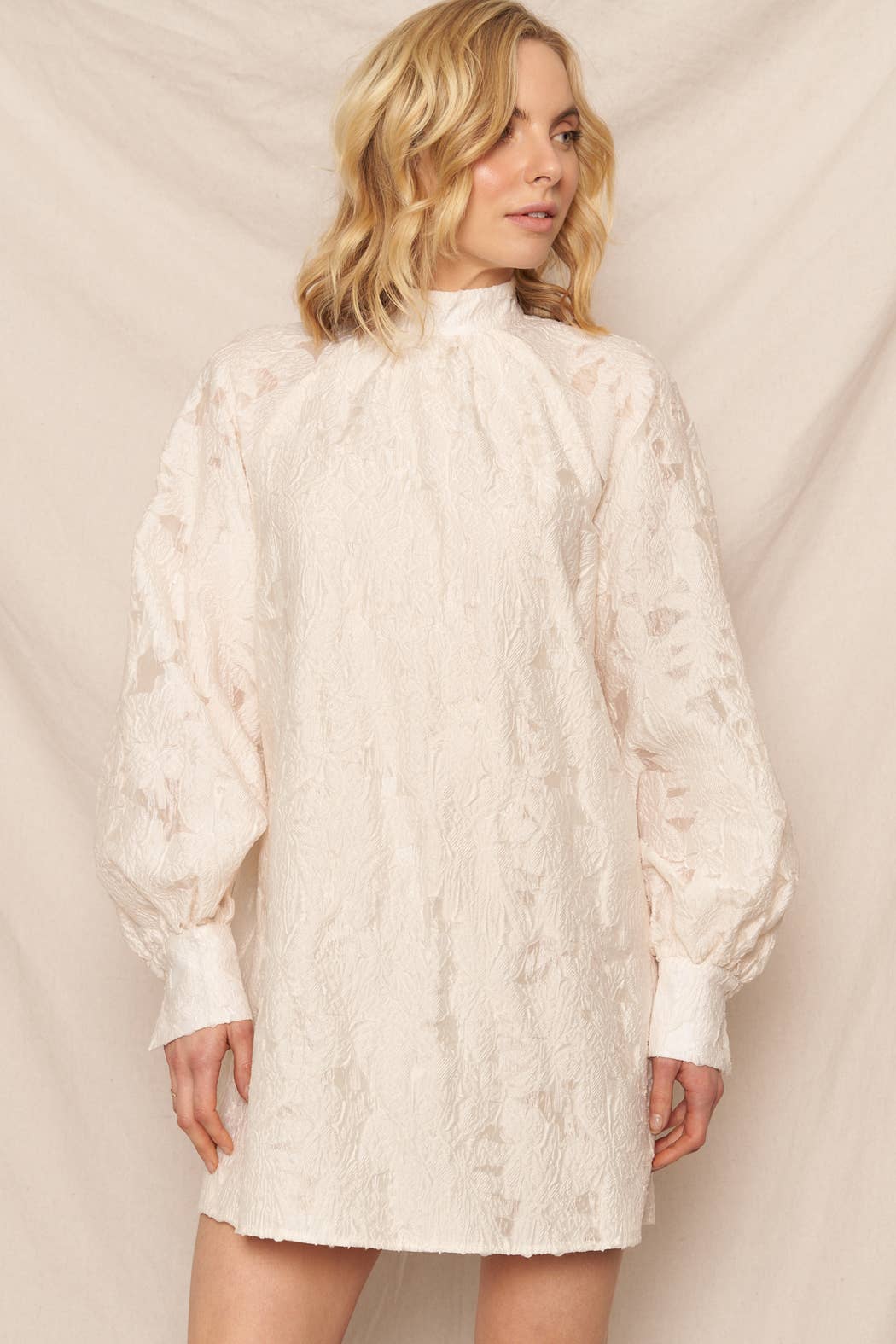Ivoire Mini-robe en jacquard fleuri à col montant en vente sur Faire3