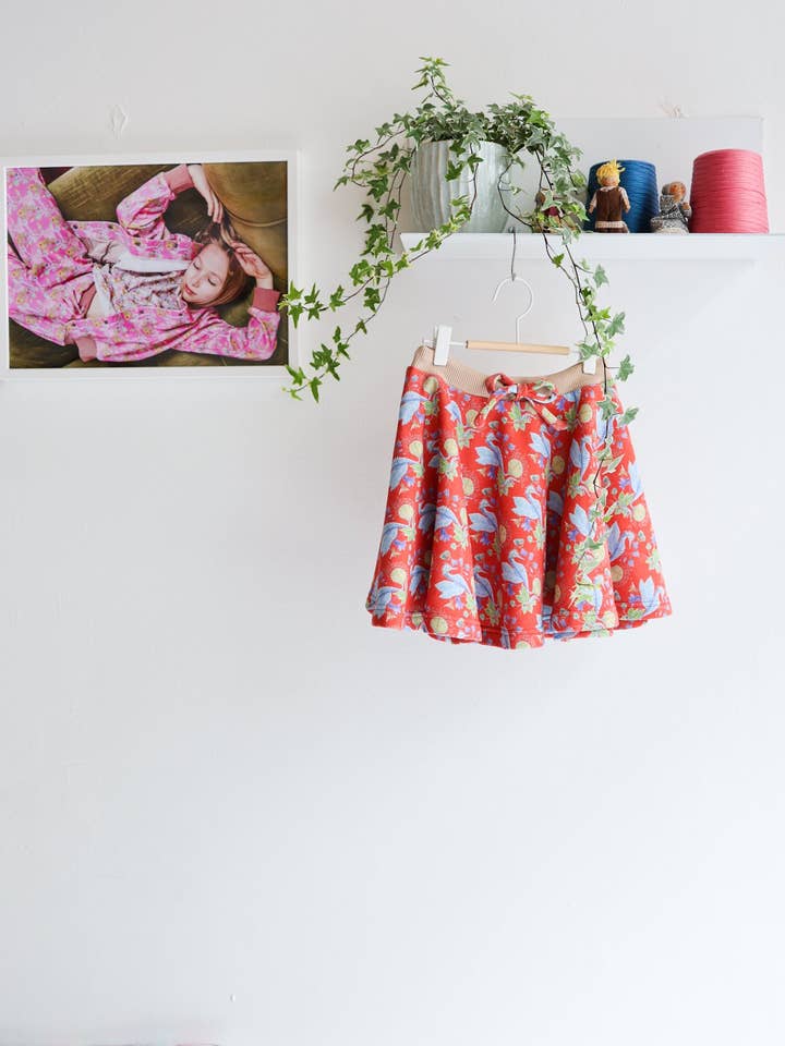 'Flying Seahorse' Zweet Extra Uitlopende Rok | diep oranje voor wholesale door aesthete-kidswear