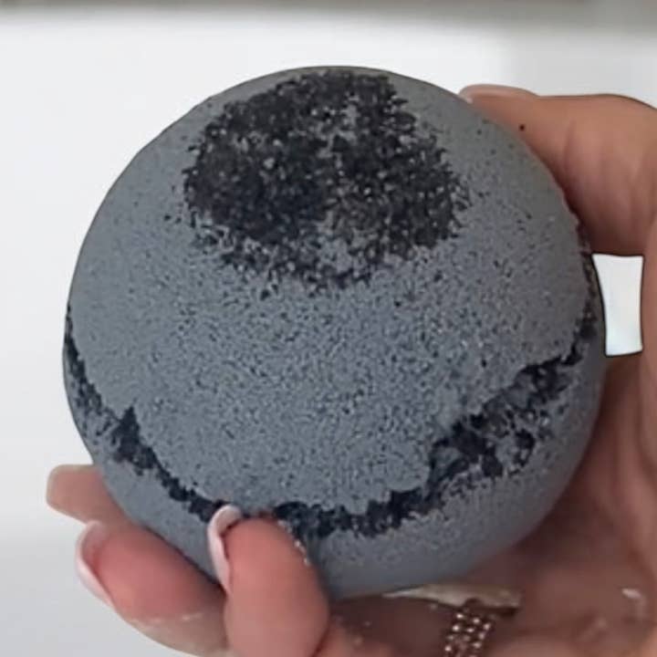 Camomille Noire & Sel de Lave I Bombe de Bain pour la vente par Phyzzy