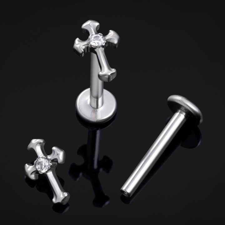 Piercing labret in titanio con filettatura interna e croce argentata con gioielli, spessore 1,2 mm. per la vendita all'ingrosso da parte di Custom Plugs