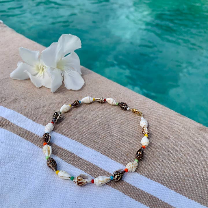 Cavigliera hawaiana con conchiglie e perline multicolori per la vendita all'ingrosso da parte di Sophie Deschamps Bijoux