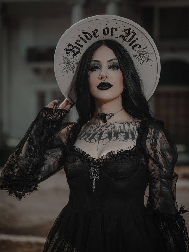 Chapeau design « Bride or Die » en ivoire pour la vente par Blessed by Lilith