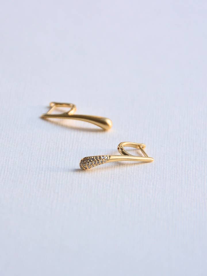 Swarovksi op één gouden apostrof oorbellen voor wholesale door Marco Visconti