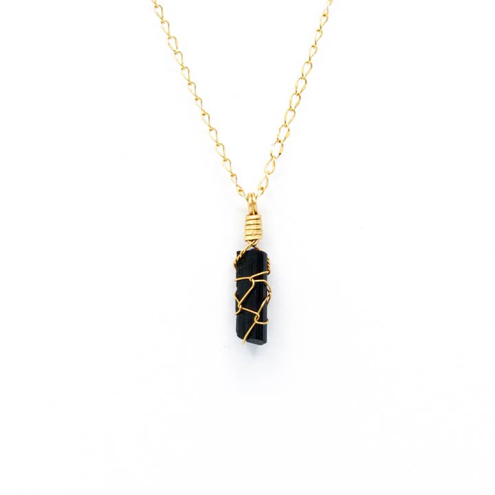 Collier en acier inoxydable avec pendentif en tourmaline noire, Alex doré pour la vente par FolieSucree