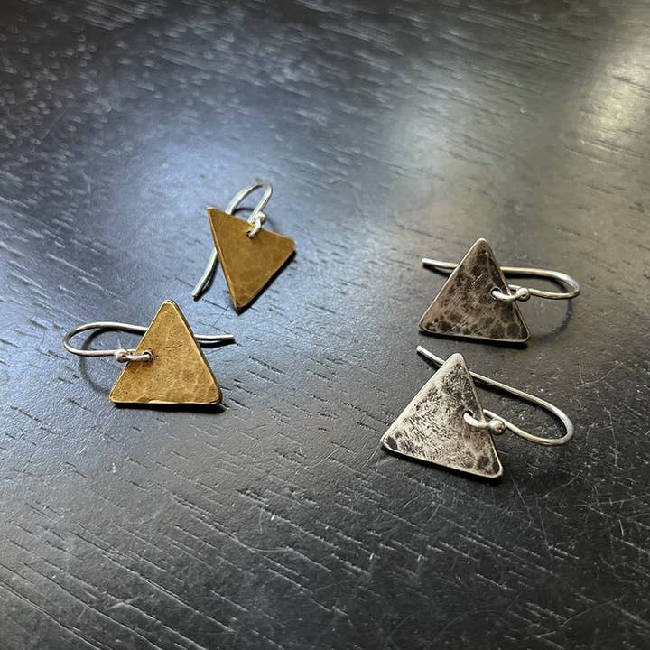 Brincos pequenos triangulares por atacado de Jennifer Kahn Jewelry