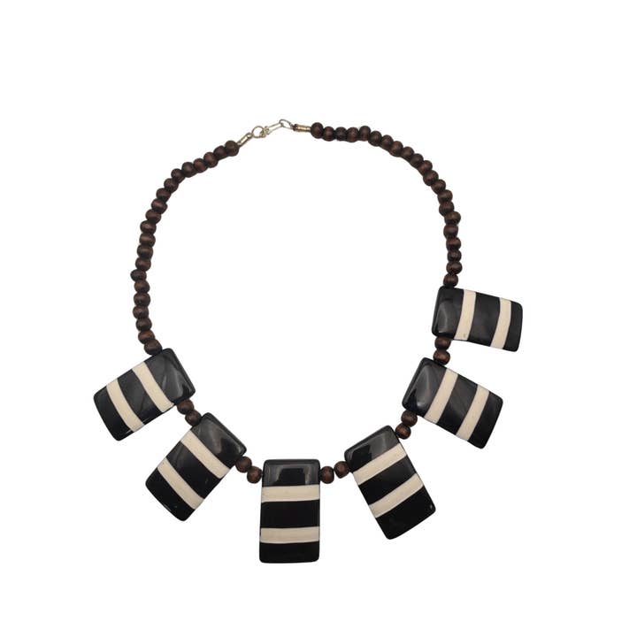 Colar com Pendente de Resina às Riscas Pretas e Brancas e Contas de Madeira por atacado de Treasure Jewelry