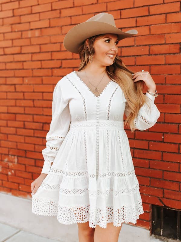 Vestido occidental blanco de encaje con mangas largas y volantes. para venta al por mayor de LUCKY & BLESSED