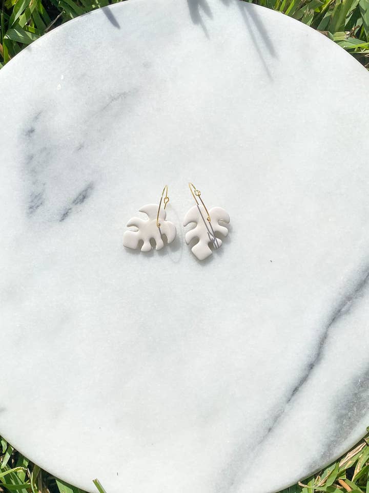 Créoles Monstera pour la vente par PGB Clay Designs