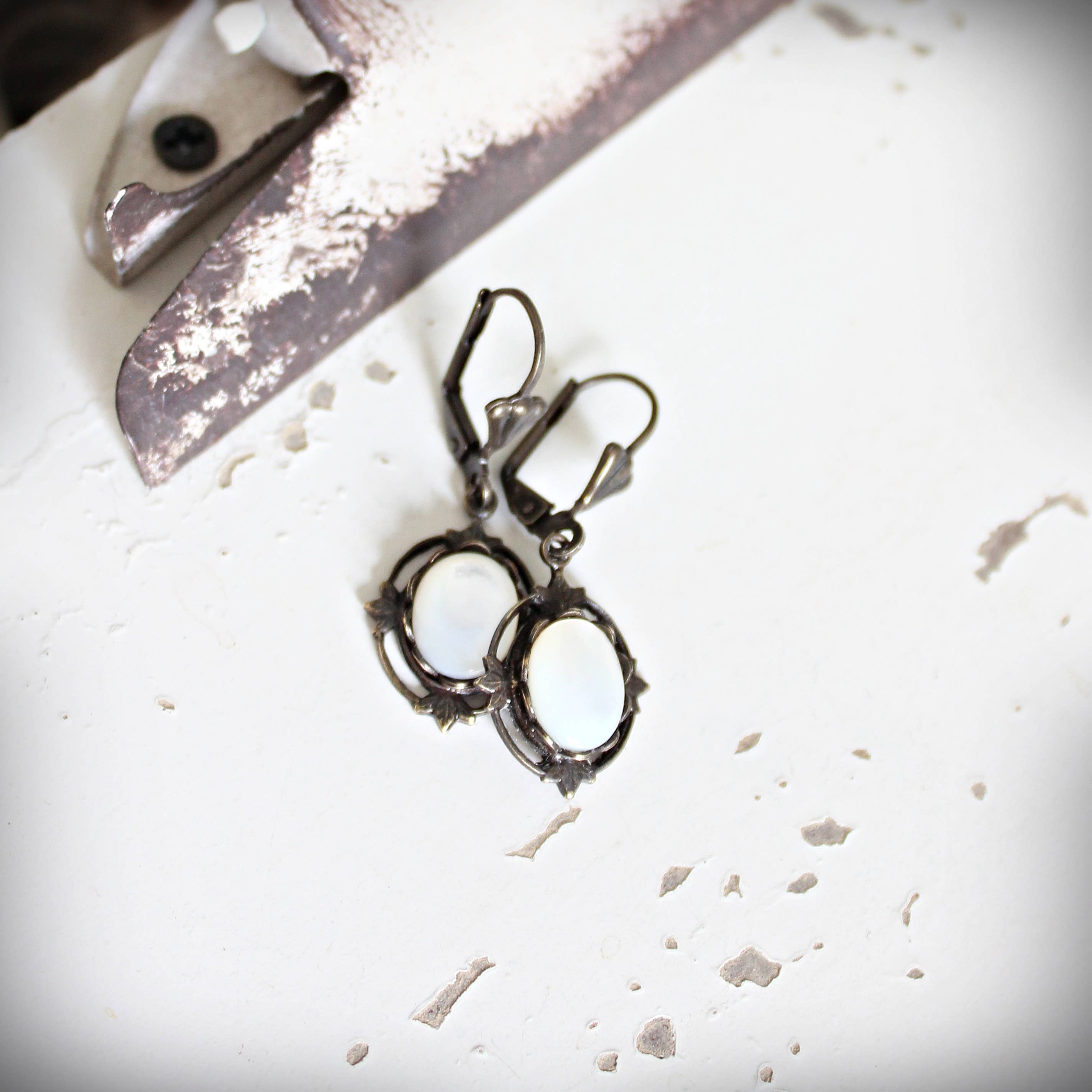 Circa 1890 - Vente Boucles d'oreilles pendantes - Boucles d'oreilles pendantes en nacre blanche style vintage1