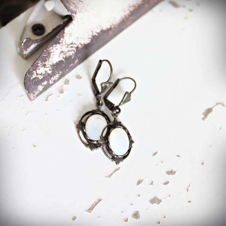 Circa 1890 - Vente Boucles d'oreilles pendantes - Boucles d'oreilles pendantes en nacre blanche style vintage1