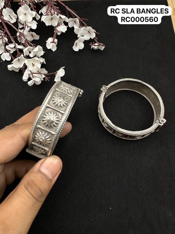 Bijou indien oxydé Navratri kada réplique bracelet à vis pour la vente par REAAAN COLLECTIONS