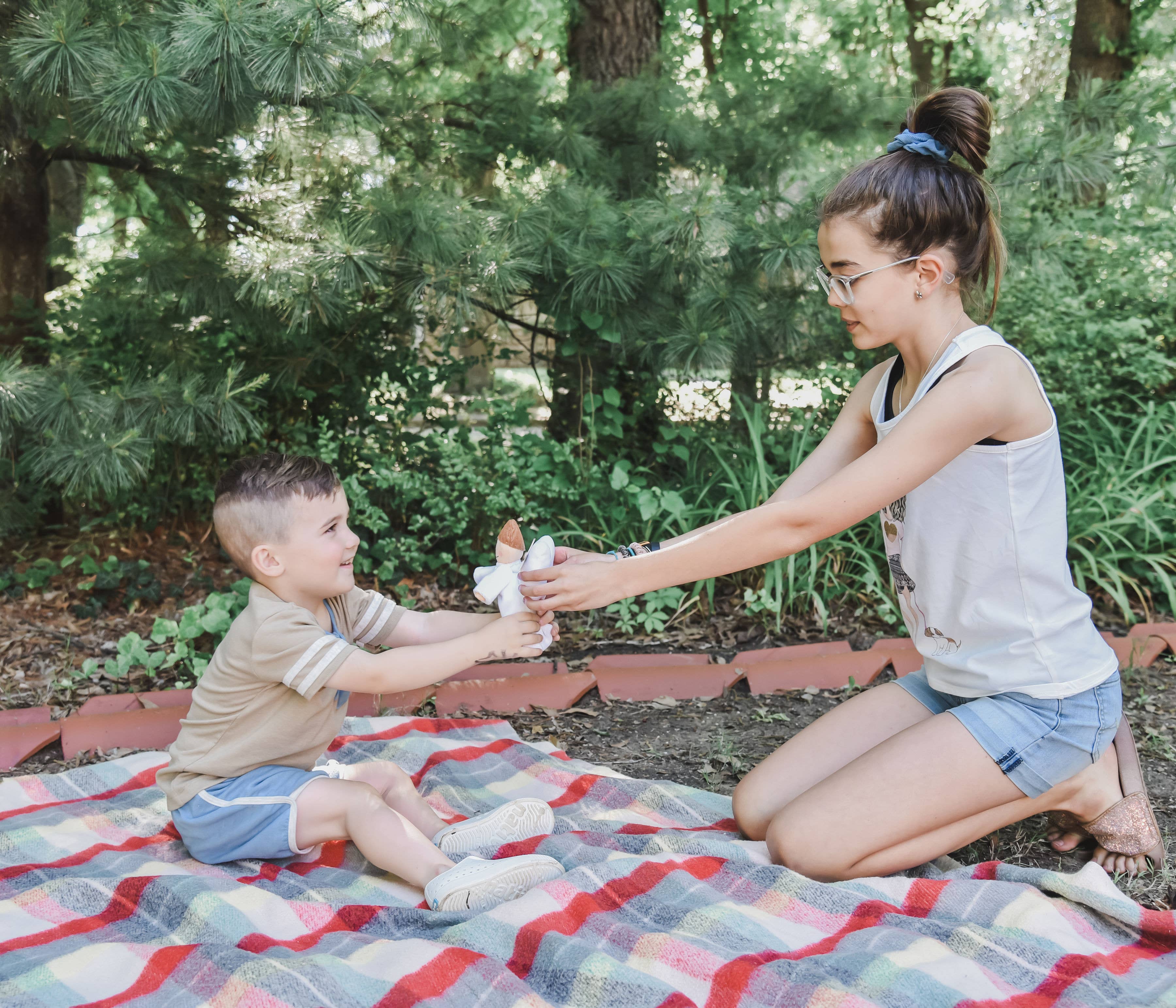 The Angel Gift Company – Großhandel Kuschel-/Plüschtier – Kind & Baby – Angel Plüschpuppe - Junge mit schwarzen Haaren3