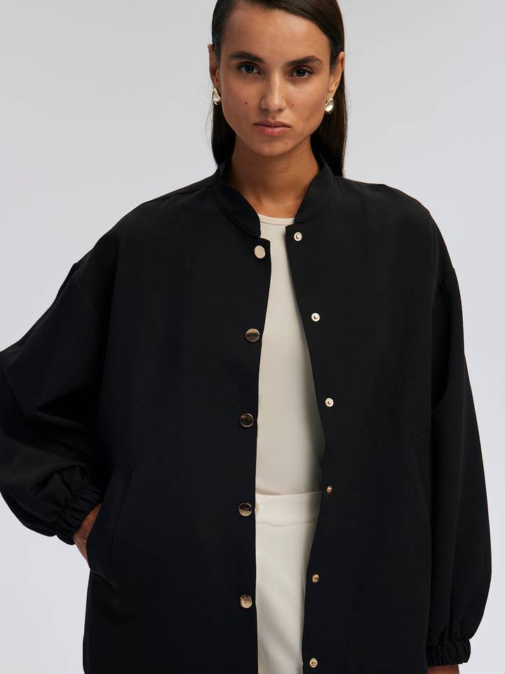 Minimalistisk bomberjacka med knappar för wholesale av Touché Privé