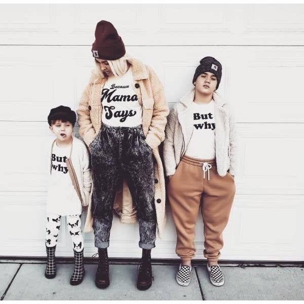 Omdat Mama Says© Mom of Boys Shirt - Natuurlijk T-shirt voor wholesale door KaAn's Designs