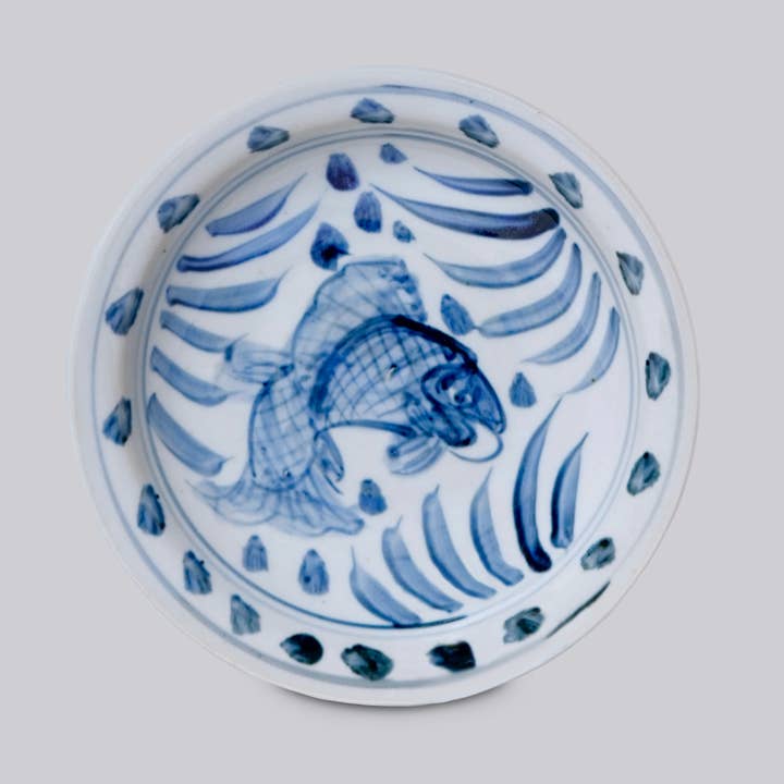 Cobalt Guild - Vente Assiettes/plats/bols de décoration - Petit plat à carpes de bon augure en porcelaine bleue et blanche0