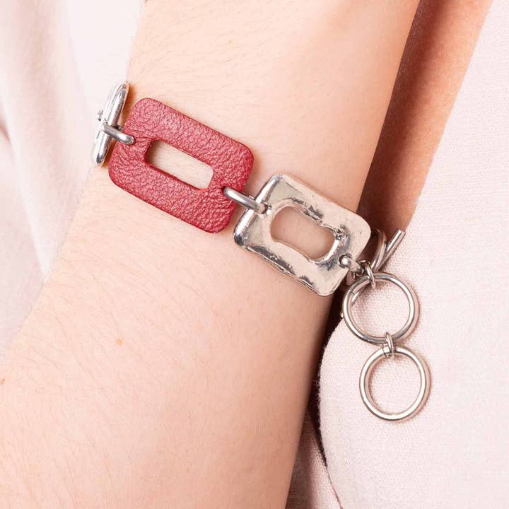 Mittelgroßes Gliederarmband mit Ringfunktion, rotes Lederstück für den Großhandel von Sobo & Co Jewellery